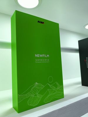 Un buen precio. Revestimiento de liberación BOPP grabado en satén ecodegradable con longitud de recubrimiento UV aceptable precisa de 3600m, grosor 27mic o personalizado en línea