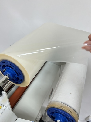 Un buen precio. Película reciclable contra arañazos con barniz pre-revestido adecuado para el espesor de la hoja de papel 33mic y respetuosa con el medio ambiente en línea