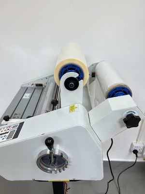 Un buen precio. Sistema de recubrimiento de liberación de BOPP de alta transparencia ecocircular con una neblina ultrabaja y un contenido de PCR del 92% para cajas rígidas de lujo en línea