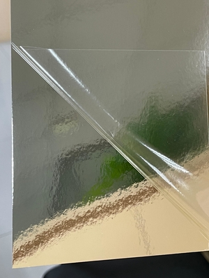 Un buen precio. Película de capa de barniz precotida sostenible para protección superior de la caja exterior en línea