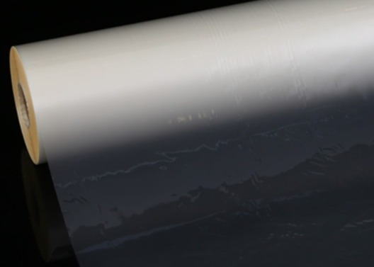 Un buen precio. Rollo de película de laminado de unión térmica activada por superficie para cajas de embalaje de BOPP de precisión de 27 micrones, suave, brillante y vibrante en línea