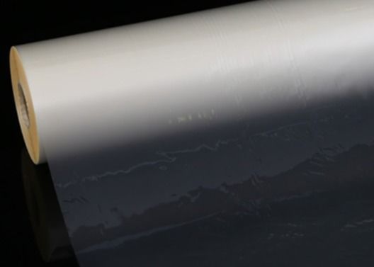 Un buen precio. Película de laminación BOPP/PET de alto brillo de 35 micras de alta claridad adecuada para los puntos UV en línea