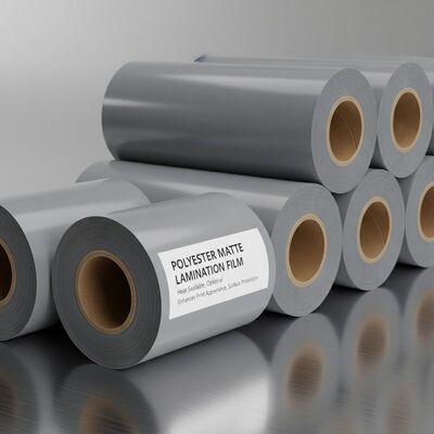 Un buen precio. Película de laminado mate de poliéster rollo sellable por calor Opcional ideal para mejorar la apariencia de la impresión y la protección de la superficie en línea